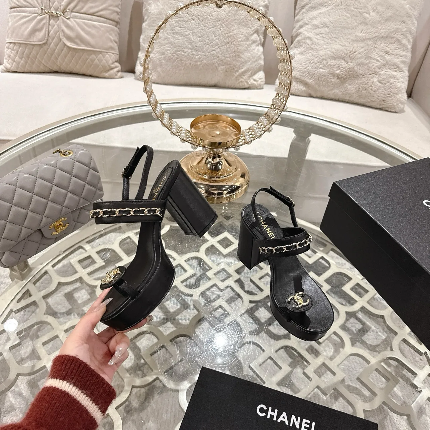 👟👟Ex-factory price 560👟👟Chanel Xiaoxiang 2025ss spring and summer latest high-heeled bucket catwalk fashion chain decoration top quality! Accurate to 1:1, light luxury without tiring the feet, the upper feet can be matched with spring and summer clothes at will, highlighting the texture and taste, simple yet luxurious appearance, even if it is just a pair of sandals, it is definitely a must-have pair in the summer shoe cabinet. Upper: imported lambskin. Lining: imported sheepskin lining. Outsole: Italian leather outsole. Heel height: 10.5cm. Size: 35-40 (40.41.42 custom-made, non-returnable)